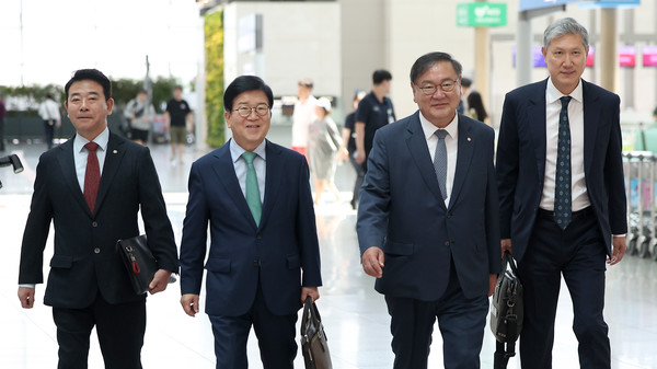 ▲ 박병석 전 국회의장을 단장으로 하는 대통령 중국 특사단이 지난 8월 24일 인천국제공항을 통해 출국하고 있다. 왼쪽부터 박정 더불어민주당 의원, 박병석 전 국회의장, 김태년 더불어민주당 의원, 노재헌 동아시아문화재단 이사장. 사진=뉴시스