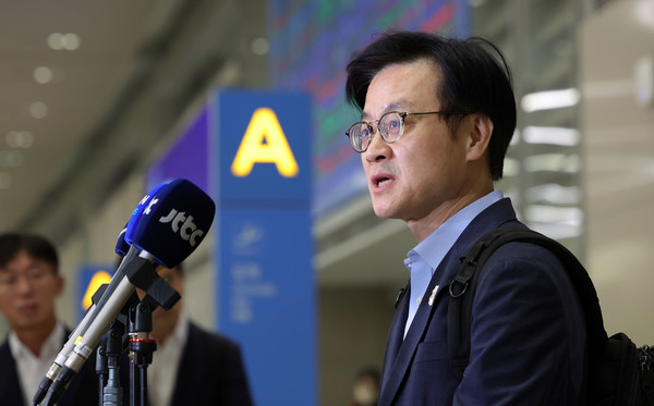 ▲ 한미 관세협상 후속 논의를 위해 미국 워싱턴 D.C.를 방문했던 김정관 산업통상부 장관이 20일 오후 인천국제공항 제2터미널 입국장으로 귀국해 발언하고 있다. 사진=뉴시스