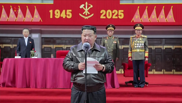 ▲ 김정은 북한 국무위원장이 지난 12일 노동당 창건 80주년 경축행사 참가자들과 보장성원들을 축하 격려하고 대집단체조 및 예술공연을 함께 관람했다고 북한 조선중앙TV가 13일 방영했다. 사진=뉴시스