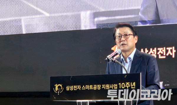 ▲ 박승희 삼성전자 CSR 사장이 21일 서울 코엑스에서 열린 스마트공장 10주년 기념행사에 참석해 발언하고 있다. 사진=투데이코리아​