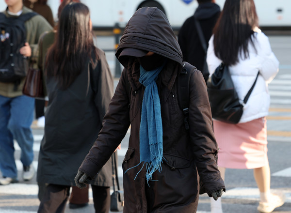 ▲ 쌀쌀한 날씨가 이어지고 있는 22일 오전 서울 종로구 광화문네거리에서 두꺼운 외투를 입은 시민이 발걸음을 재촉하고 있다. 사진=뉴시스