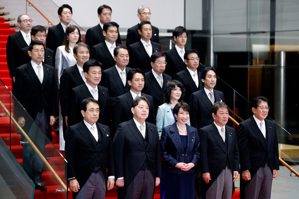 ▲ 10월21일 일본 도쿄 총리 관저에서 다카이치 사나에(맨 앞 가운데) 일본 신임 총리가 새 내각 각료들과 함께 기념촬영을 하고 있다. 맨 뒤에서 두 번째 줄, 왼쪽에서 두 번째는 경제안전보장상 오노다 기미. 사진=뉴시스