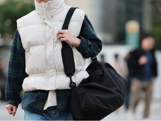 ▲ 서울 종로구 세종대로 사거리에서 외투를 입은 시민들이 발걸음을 재촉하고 있다. 사진=뉴시스