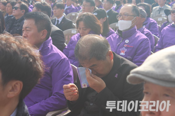▲ 이태원참사 3주기 추모식  ‘별들과 함께, 진실과 정의로’에 참석한 한 시민. 사진=투데이코리아