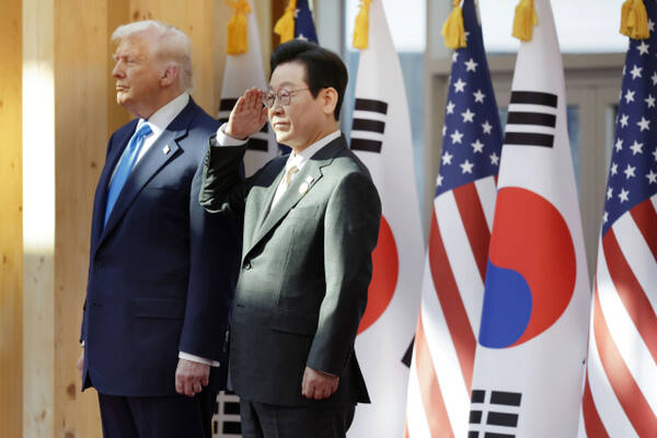 ▲ 29일 이재명 대통령이 경북 경주박물관에서 열린 도널드 트럼프 미국 대통령 공식 환영식에서 거수경례를 하고 있다. 뉴시스