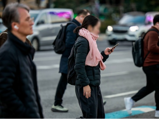 ▲ 서울 종로구 광화문네거리에서 두꺼운 옷차림을 한 시민들이 이동하고 있다. 사진=뉴시스