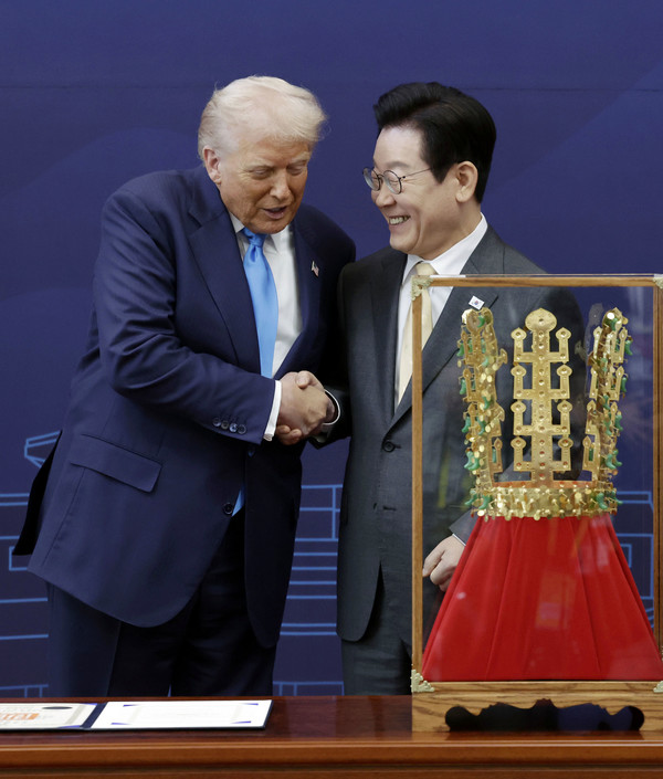 ▲ 이재명 대통령이 29일 경북 경주박물관에서 도널드 트럼프 미국 대통령에게 '천마총 금관 모형'을 선물하고 있다. 사진=뉴시스