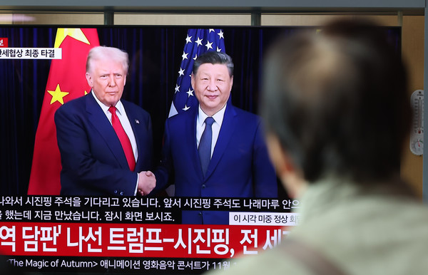 ▲ 30일 오전 서울 중구 서울역 대합실에서 시민들이 도널드 트럼프 미국 대통령과 시진핑 중국 국가주석의 미-중 정상회담을 시청하고 있다. 사진=뉴시스