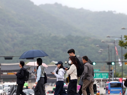 ▲ 서울 종로구 세종대로 사거리에서 우산을 든 시민들이 이동하고 있다. 사진=뉴시스