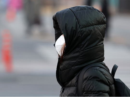 ▲ 서울 종로구 광화문네거리에서 두꺼운 옷을 입은 시민이 신호를 기다리고 있다. 사진=뉴시스