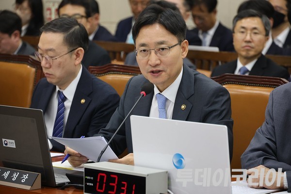 ▲ 임광현 국세청장이 지난달 29일 국회 기획재정위원회 국정감사에 출석해 의원 질의에 답변하고 있다. 사진=이기봉 기자