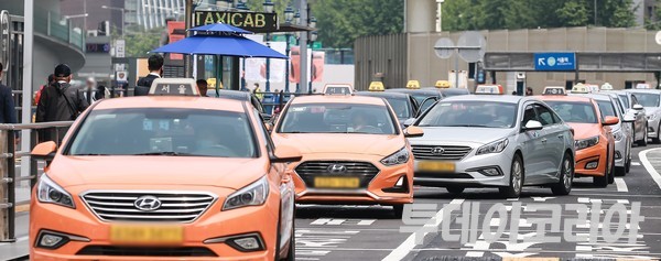 ▲ 택시가 승객 승하차를 위해 정차해 있다. 사진=투데이코리아