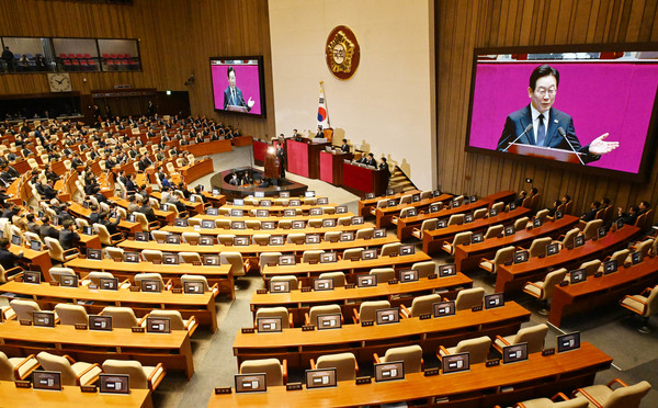 ▲ 이재명 대통령이 4일 서울 여의도 국회 본회의장에서 시정연설을 하고 있다. 이날 국민의힘은 불참했다. 사진=뉴시스