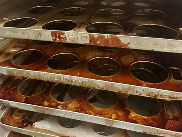 ▲ 글쓴이가 진에어 기내식 오븐이라고 주장하며 온라인 커뮤니티에 게시한 이미지. 사진=온라인커뮤니티 갈무리 