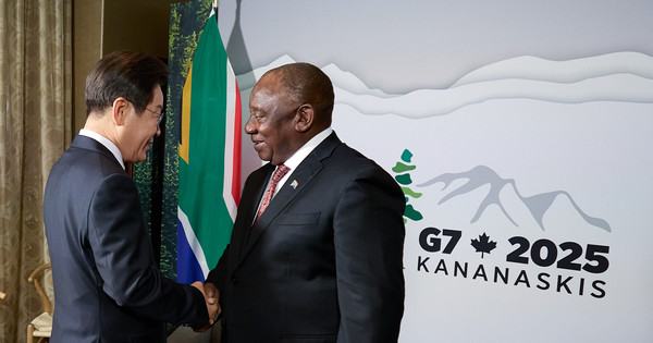 ▲ 주요 7개국(G7) 정상회의 참석차 캐나다를 방문한 이재명 대통령이 지난 6월 16일(현지시간) 캘거리 한 호텔에서 열린 시릴 라마포사 남아공 대통령과 한-남아공 정상회담에서 악수하고 있다. 사진=뉴시스