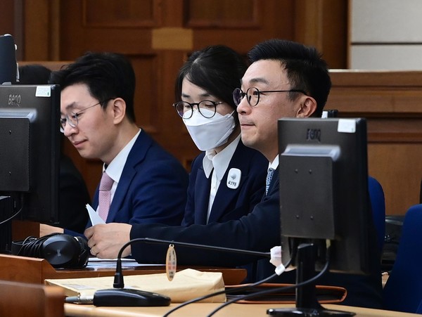 ▲ 도이치모터스 주가조작과 명태균 공천개입, 통일교 청탁·뇌물 수수 의혹 혐의 등으로 구속기소 된 김건희 여사가 24일 오후 서울 서초구 서울중앙지방법원에서 열린 첫 재판에 출석해 있다. 사진=뉴시스