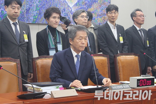 ▲ 김용원 국가인권위원회 상임위원이 5일 국회 운영위원회 국정감사에서 개별 증인 선서를 하겠다며 자리에 앉아있다. 사진=이기봉 기자