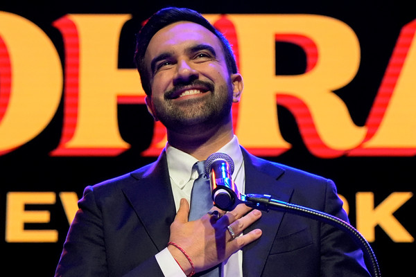 ▲ 4일(현지 시간) 실시된 뉴욕시장 선거에 승리한 민주당 조란 맘다니 후보가 지지자들의 환호에 답례하고 있다. 맘다니 후보는 무소속 앤드루 쿠오모 후보를 제치고 차기 뉴욕시장에 당선됐다. 사진=뉴시스