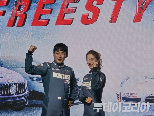 ▲ 한민관 드라이버와 경수진이 5일 웨스틴조선 서울에서 열린 ‘슈퍼레이스 프리스타일’ 제작발표회에서 기념 촬영에 임하고 있다. 사진=투데이코리아