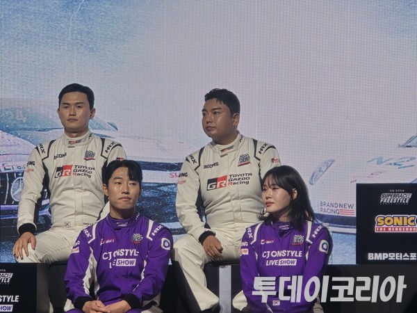 ▲ (왼쪽 위부터 시계방향으로) 최광빈 드라이버, 곽범, 엄지윤, 노동기 드라이버가 5일 웨스틴조선 서울에서 열린 ‘슈퍼레이스 프리스타일’ 제작발표회에 참석했다. 사진=투데이코리아
