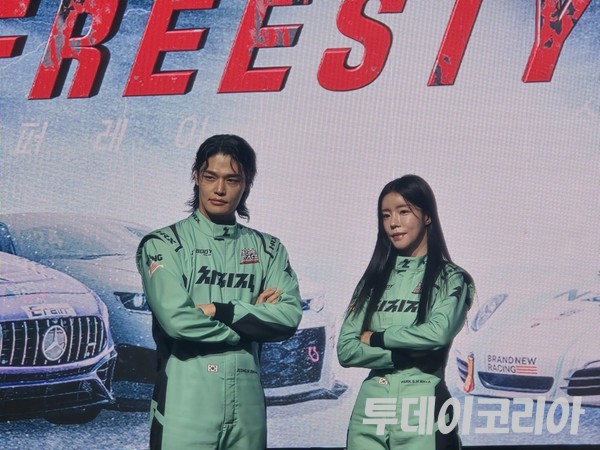 ▲ 정혁, 박시현 드라이버가 5일 웨스틴조선 서울에서 열린 ‘슈퍼레이스 프리스타일’ 제작발표회에서 기념 촬영에 임하고 있다. 사진=투데이코리아