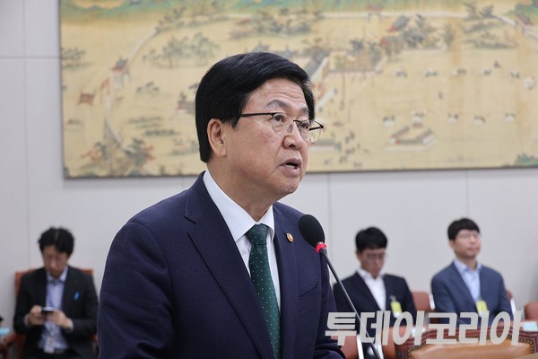 ▲ 지난달 30일 서울 여의도 국회에서 열린 교육위원회 국정감사에서 최교진 교육부 장관이 의원 질의에 답하고 있다. 사진=투데이코리아