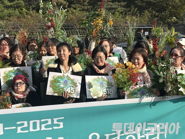 ▲ 5·18 성폭력 피해자 모임 ‘열매’가 국가를 상대로 제기한 정신적 손해배상청구소송의 첫 재판이 열리는 7일 서울 서초구 서울중앙지법 앞에서 기자회견을 진행하고 있다. 사진=투데이코리아