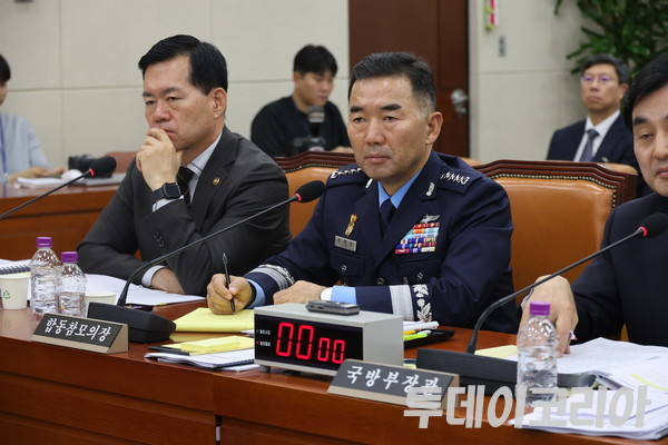 ▲ 진영승 합동참모의장이 10월 30일 국회 국방위원회에서 열린 국방부에 대한 종합감사에서 의원의 발언을 듣고 있다. 사진=이기봉기자