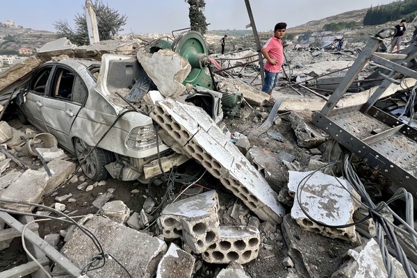 ▲ 6일(현지 시간) 레바논 남부 아바시예에서 주민들이 이스라엘 공습 피해 현장을 살펴보고 있다. 이스라엘군은 레바논 남부 3개 마을에 대피 경고를 발령한 후 헤즈볼라 시설에 공습을 시작했다고 발표했다. 현지 당국은 이스라엘의 공습으로 최소 1명이 숨지고 8명이 다쳤다고 밝혔다. 사진=뉴시스