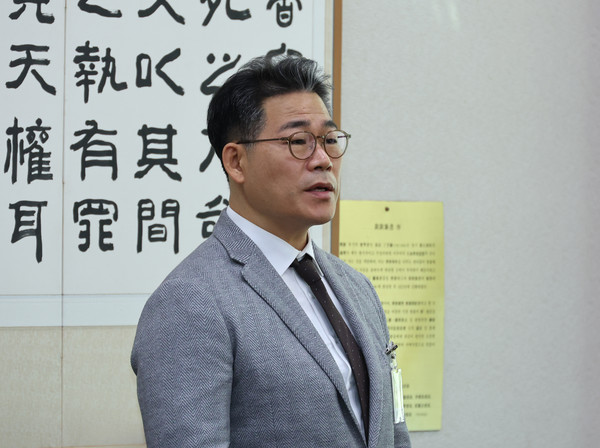 ▲ 백해룡 경정이 27일 서울 여의도 국회에서 열린 법제사법위원회의 대검찰청에 대한 국정감사에서 질의에 답하고 있다. 사진=뉴시스