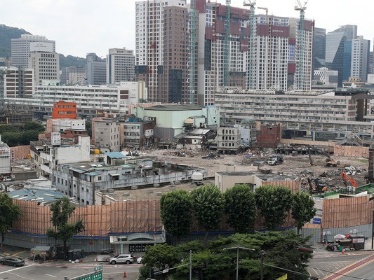 ▲ 지난 31일 싱가포르 '마리나 원'을 방문한 오세훈 서울시장은 '화이트 사이트(White Site)' 제도의 장점을 용산이나 세운상가(지구) 등에 적용할 수 있으면 좋겠다고 밝혔다. '화이트 사이트'는 개발사업자가 별도 심의 없이 허용된 용적률 안에서 토지의 용도를 자유롭게 정할 수 있도록 한 제도다. 사진은 1일 오후 서울 종로구 세운재정비촉진지구 4구역 일대 모습. 사진=뉴시스