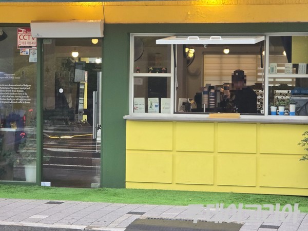 ▲ 서울 시내 카페에서 직원들이 영업 준비를 하고 있다. 사진=투데이코리아