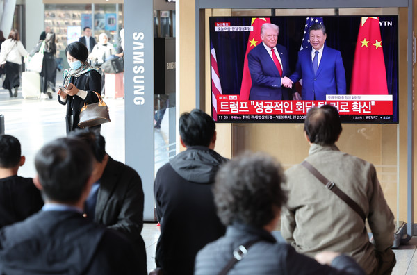 ▲ 서울 중구 서울역 대합실에서 시민들이 도널드 트럼프 미국 대통령과 시진핑 중국 국가주석의 미-중 정상회담을 시청하고 있다. 사진=뉴시스