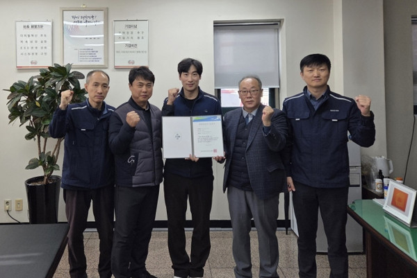 ▲ 한전KDN 인천사업처 직원들이 ‘위험성평가 우수사업장 인정서’ 취득 기념사진을 촬영하고 있다. 사진=한전KDN