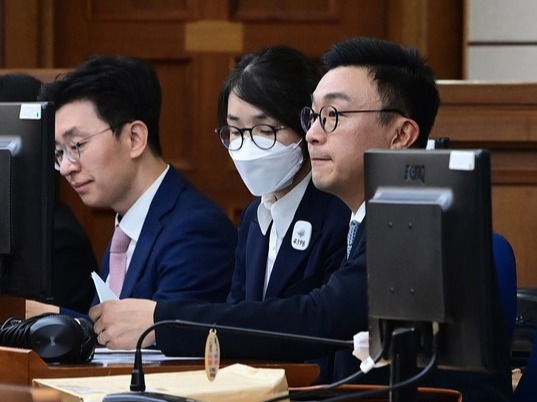 ▲ 도이치모터스 주가조작과 명태균 공천개입, 통일교 청탁·뇌물 수수 의혹 혐의 등으로 구속기소 된 김건희 여사가 24일 오후 서울 서초구 서울중앙지방법원에서 열린 첫 재판에 출석해 있다. 사진=뉴시스