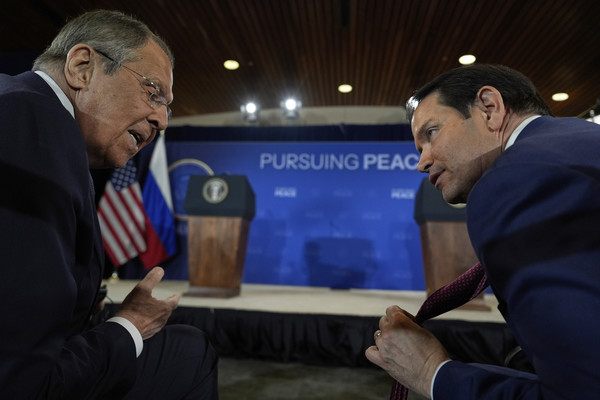 ▲ 마코 루비오(오른쪽) 미 국무장관과 세르게이 라브로프 러시아 외무장관이 지난 8월15일(현지 시간) 미 알래스카주 앵커리지의 앨먼도프-리처드슨 합동군사기지에서 도널드 트럼프 대통령과 블라디미르 푸틴 대통령의 공동 기자회견이 열리기에 앞서 얘기를 나누고 있다. 사진=뉴시스