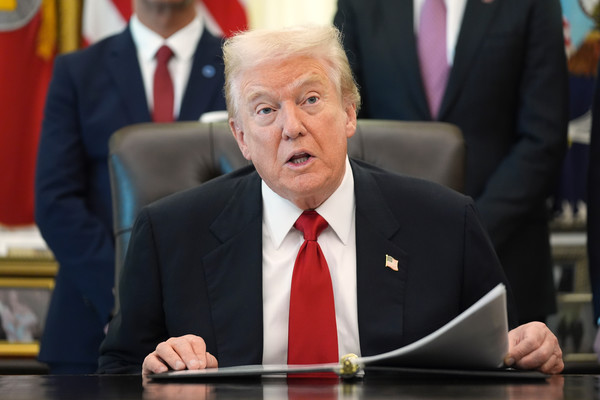 ▲ 도널드 트럼프 미국 대통령이 6일(현지 시간) 백악관 집무실에서 비만치료제의 가격 인하를 발표하고 있다. 사진=뉴시스