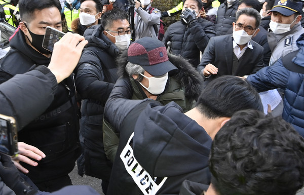 ▲ 아동 성폭행 혐의로 징역 12년을 교도소에서 복역해 출소한 조두순(68)이 12일 오전 경기도 안산시 자신의 거주지로 들어가고 있다. 2020.12.12. 사진=뉴시스