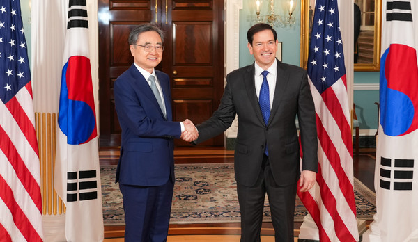 ▲ 조현 외교부 장관이 지난 8월31일 (현지 시간) 미국 워싱턴 D.C. 국무부 청사에서 마코 루비오 미국 국무장관과 기념촬영을 하고 있다. 사진=외교부