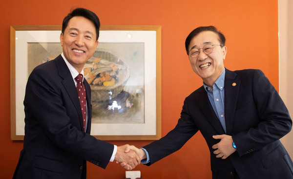 ▲ 김윤덕(오른쪽) 국토교통부 장관과 오세훈 서울시장이 13일 서울 중구 달개비에서 오찬회동을 하며 인사를 하고 있다. 사진=국토교통부