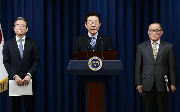 ▲ 이재명 대통령이 14일 서울 용산 대통령실에서 한·미 간 관세·안보 합의를 문서화하는 '조인트 팩트시트(JFS·합동설명자료)' 관련 발표를 하고 있다. 왼쪽부터 김용범 정책실장, 이 대통령, 위성락 국가안보실장. 사진=뉴시스