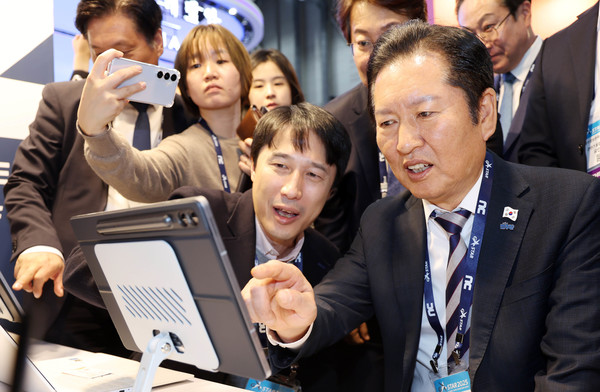 ▲ 정청래 더불어민주당 대표가 14일 부산 해운대구 벡스코에서 열린 글로벌 게임전시회 '지스타 2025' 행사장을 방문, 신작 게임을 체험하고 있다. 사진=뉴시스