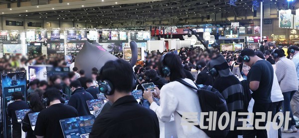 ▲ 14일 부산 벡스코에서 열린 ‘G-STAR(지스타) 2025’에 마련된 넷마블 부스에서 관람객이 게임을 시연하고 있다. 사진=투데이코리아