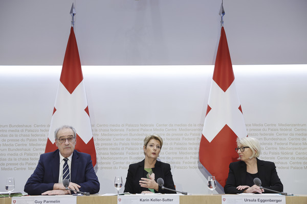 ▲ 카린 켈러-수터 스위스 대통령(가운데)이 지난 4월 3일(현지시각) 도널드 트럼프 미 대통령의 스위스 32% 관세 부과와 관련한 기자회견을 하고 있다. 사진=AP/뉴시스