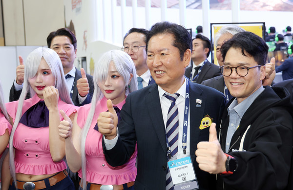 ▲ 정청래 더불어민주당 대표가 14일 부산 해운대구 벡스코에서 열린 글로벌 게임전시회 '지스타 2025' 행사장을 방문, 게임업체 관계자 및 게임 캐릭터 모델 등과 기념사진을 찍고 있다.