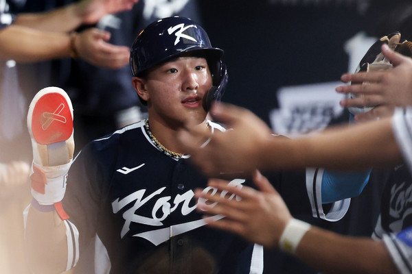 ▲ 지난 9일 체코와의 평가전에서 한국 3회초 공격 1사 주자 2, 3루서 문보경의 내야 땅볼 때 3루 주자 안현민이 홈인한 뒤 더그아웃에서 동료들과 하이파이브하고 있다. 사진=뉴시스