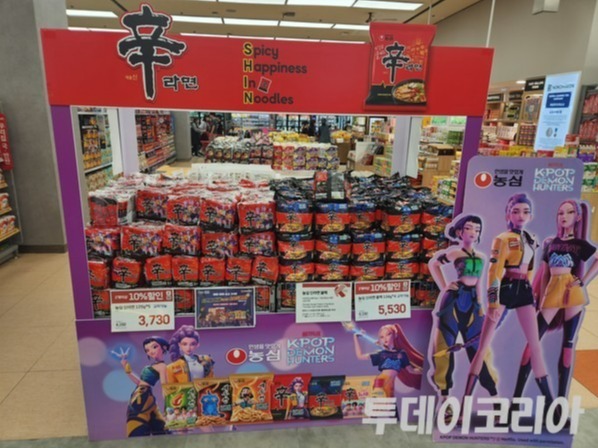 ▲ 서울 시내 대형마트에 진열된 ‘케이팝 데몬 헌터스’와 농심의 콜라보 상품. 사진=투데이코리아