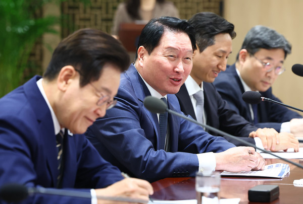 ▲ 최태원 SK그룹 회장이 지난 16일 서울 용산 대통령실 청사에서 열린 한미 관세협상 후속 민관 합동회의에서 발언하고 있다. 사진=대통령실통신사진기자단/뉴시스