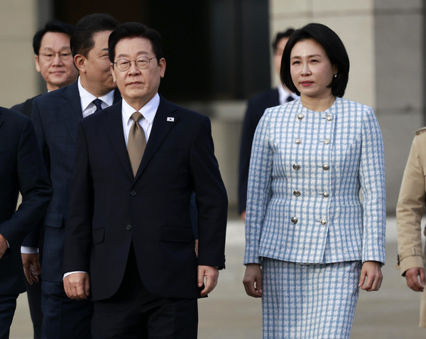 ▲ 남아공 G20 정상회의 참석 차 순방길에 오르는 이재명 대통령과 김혜경 여사가 17일 경기 성남 서울공항에서 공군 1호기로 향하고 있다. 이 대통령은 17~19일 아랍에미리트(UAE) 국빈 방문, 19~21일 이집트 공식 방문, 21~23일 남아공 G20 정상회의 참석, 24~25일 튀르키예 국빈 방문 일정을 이어간다. 사진=뉴시스