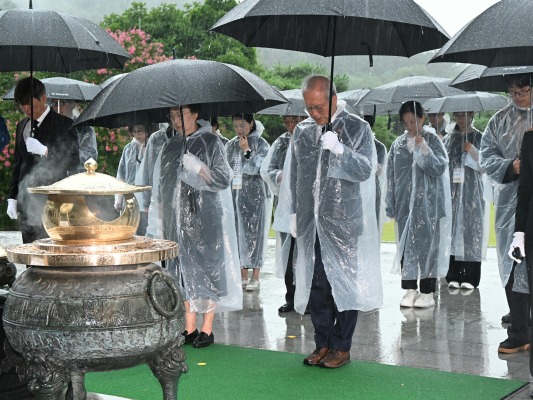 ▲ 이소심 여사를 비롯한 해외 독립유공자 후손들이 13일 광복 80주년을 맞아 국립현충원 현충탑 앞에서 참배하고 있다. 사진=서울시